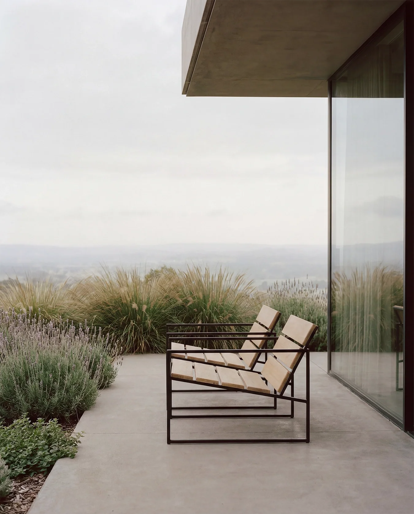 Outdoor Lounge Chair Arvid – Black Frame & Teak - Image 3