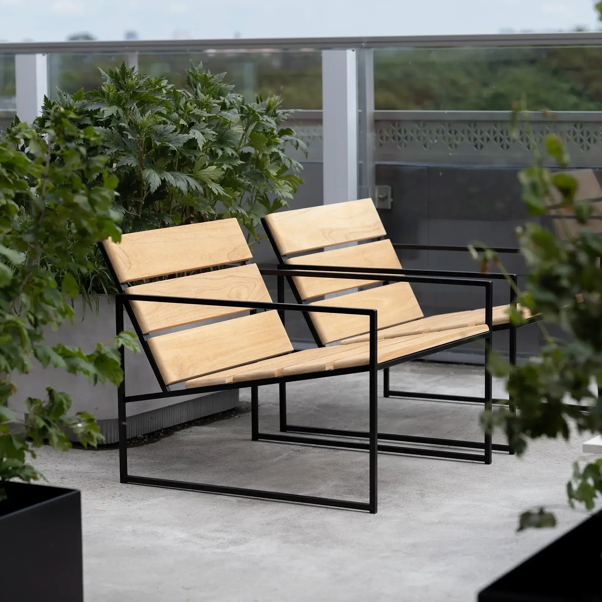 Outdoor Lounge Chair Arvid – Black Frame & Teak - Image 9