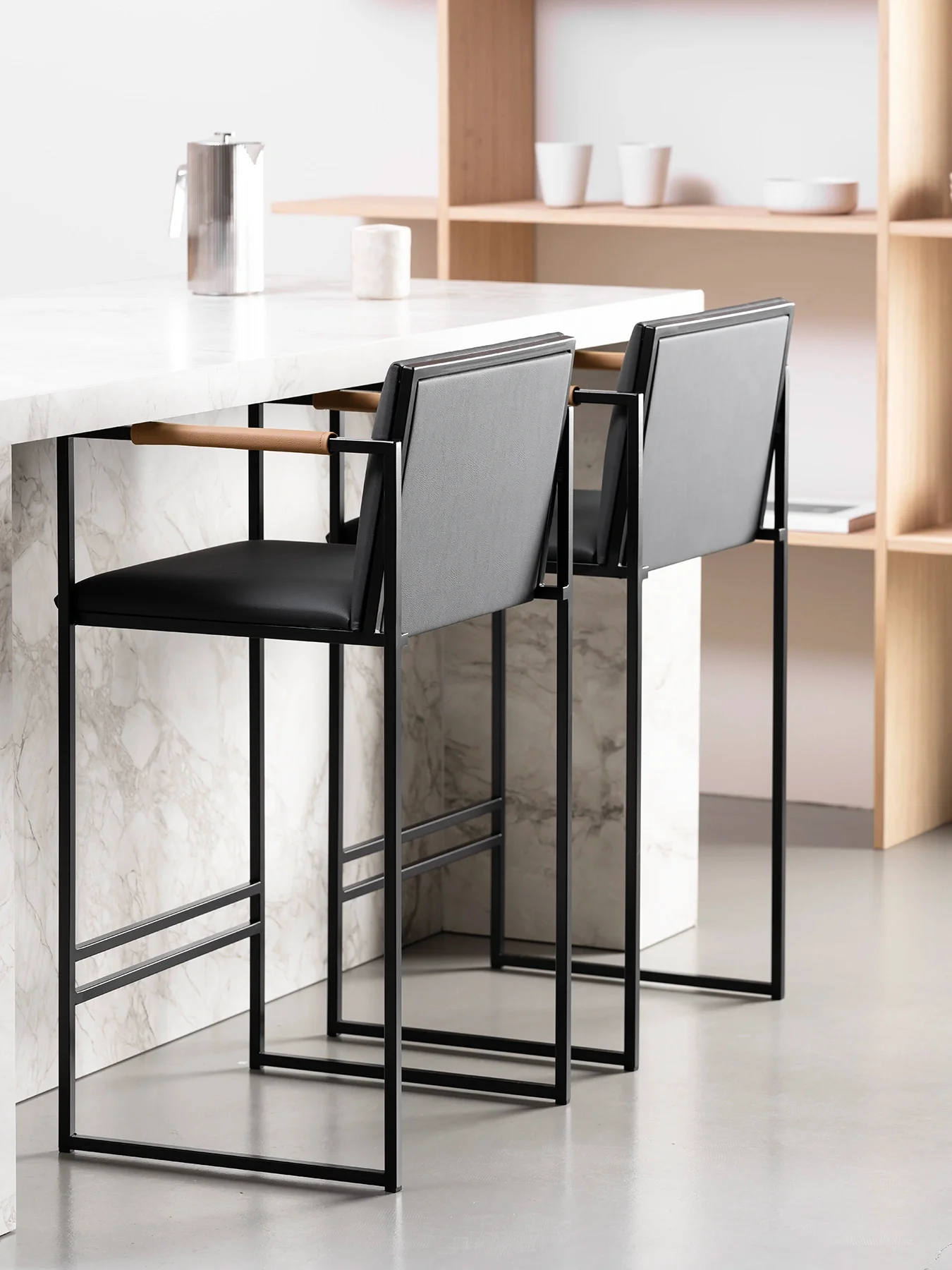 Bar Stool Bruno – Black – Jade Black Leather - Coffee bean Armrest - Image 3