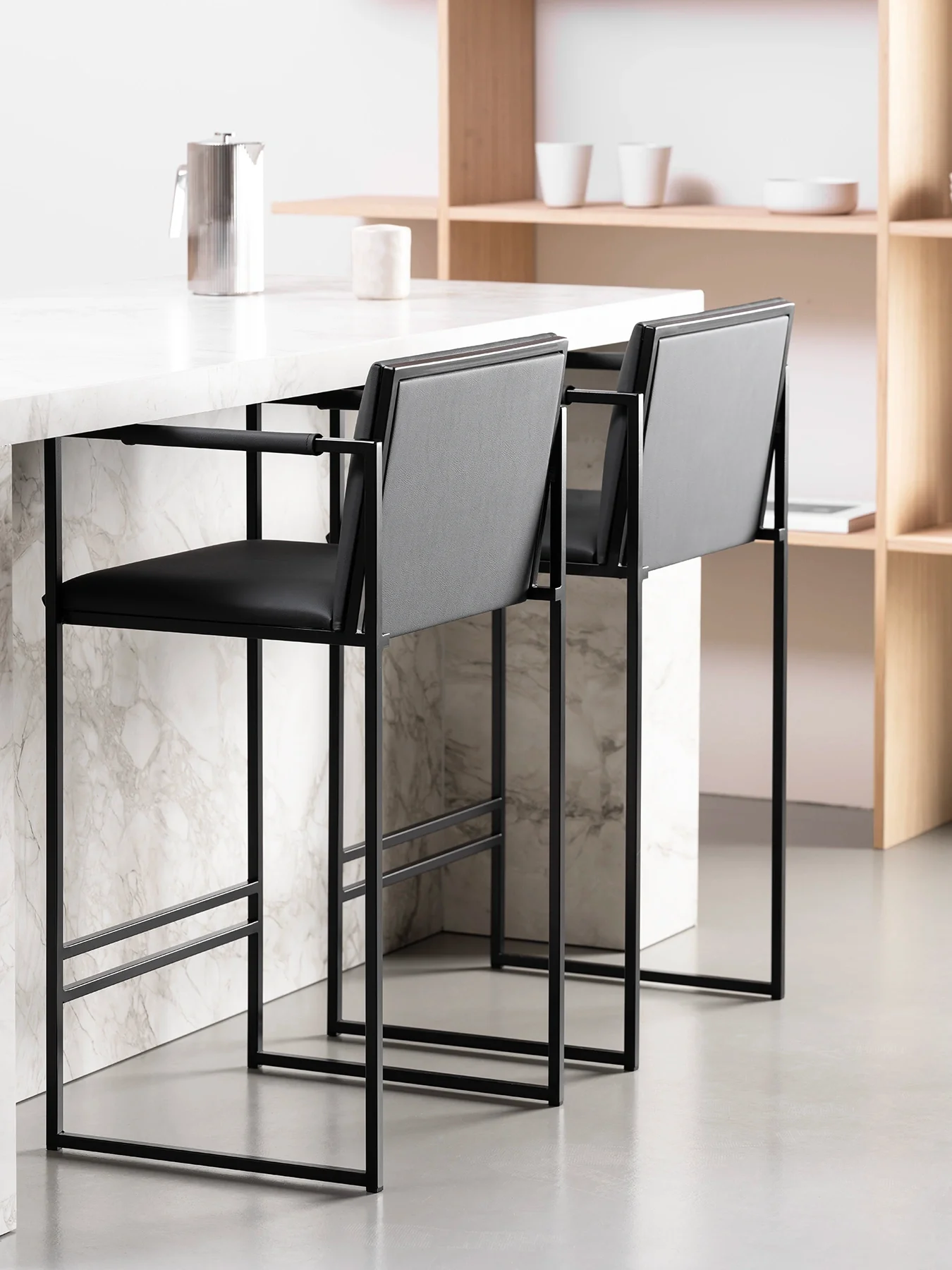 Bar Stool Bruno – Black – Jade Black Leather - Jade Black Armrest - Image 3
