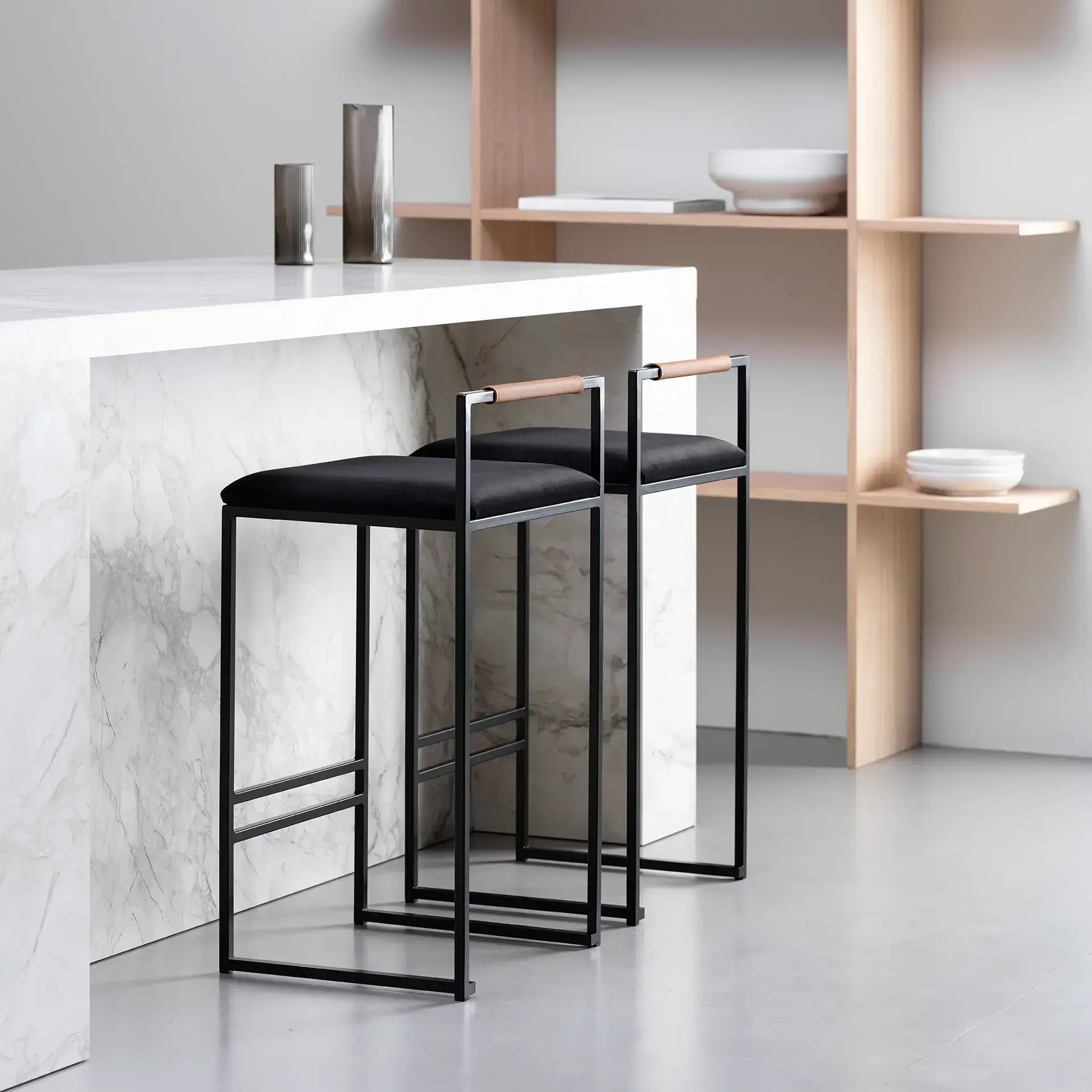 Bar Stool Freja – Black Frame – Black Velvet Cushion & Coffee Bean Backrest - Image 6