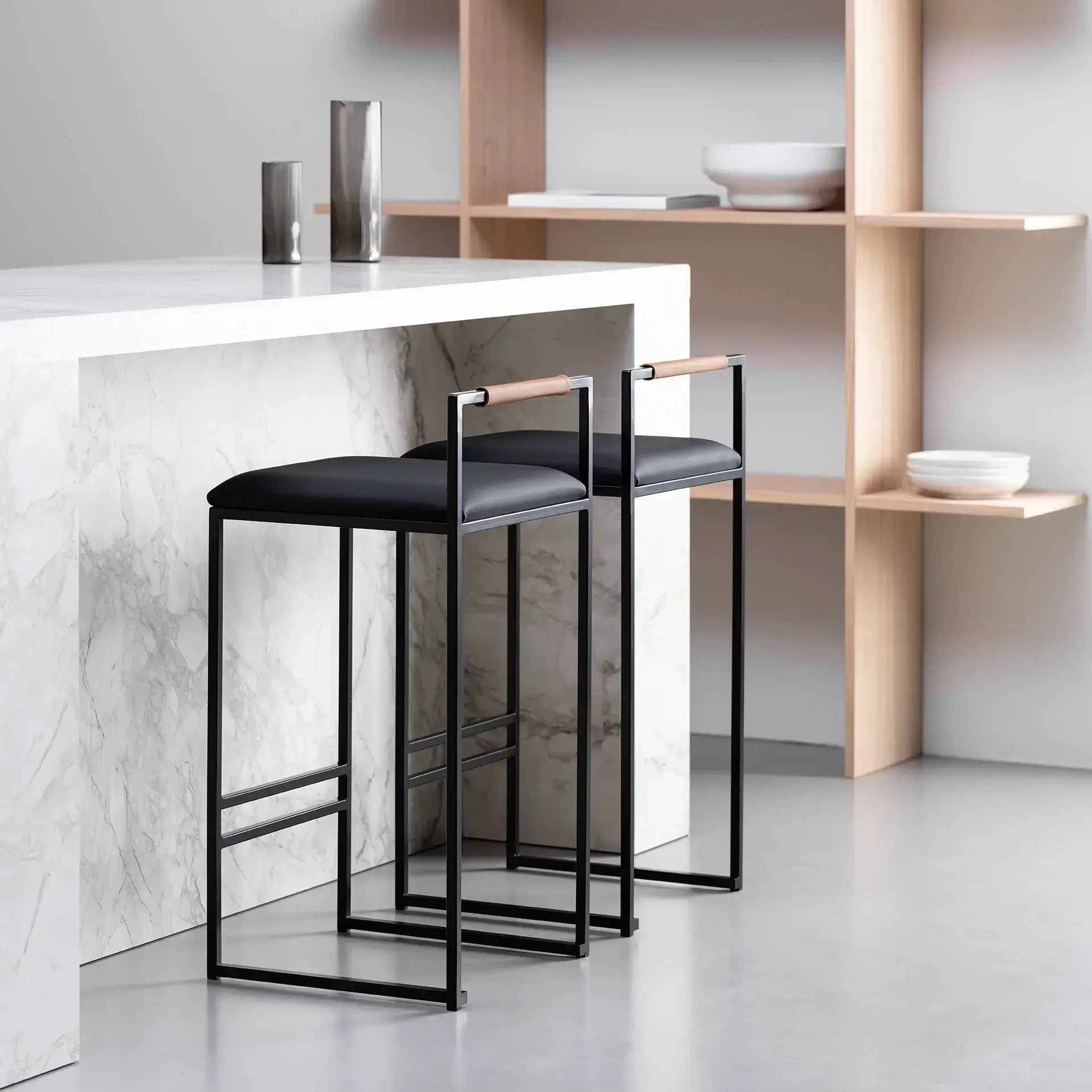 Bar Stool Freja – Black Frame – Black Leather Cushion & Brown Backrest - Image 7