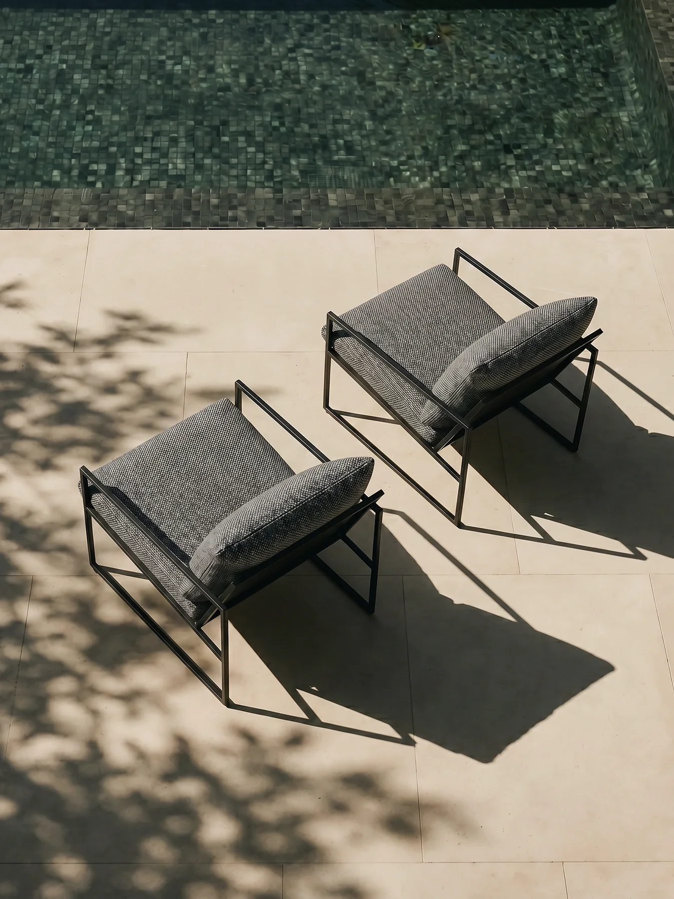 Outdoor lounge chair Kenny - Black Frame - Dusk Cushion - Image 5