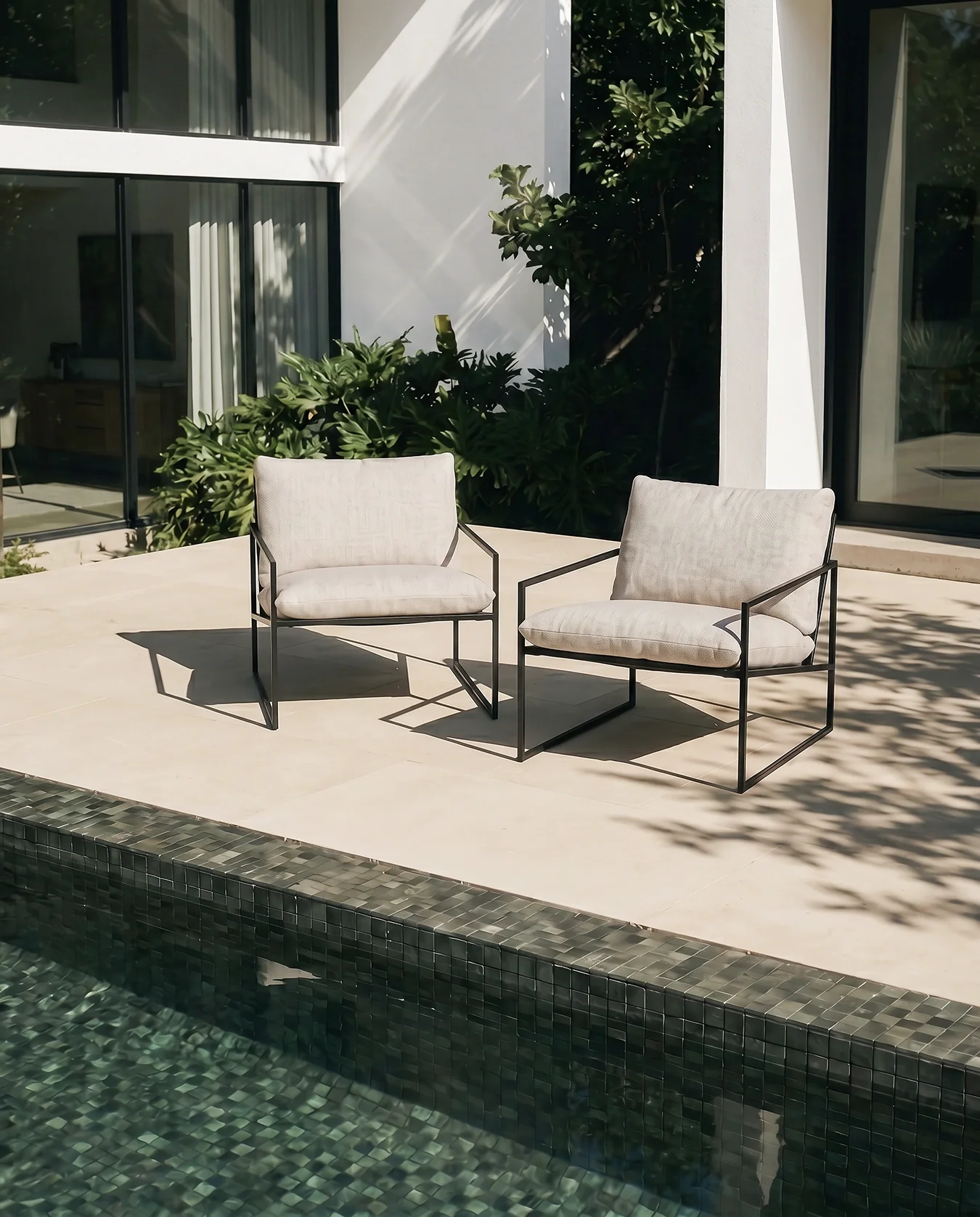 Outdoor lounge chair Kenny - Black Frame - Oat Cushion - Image 3