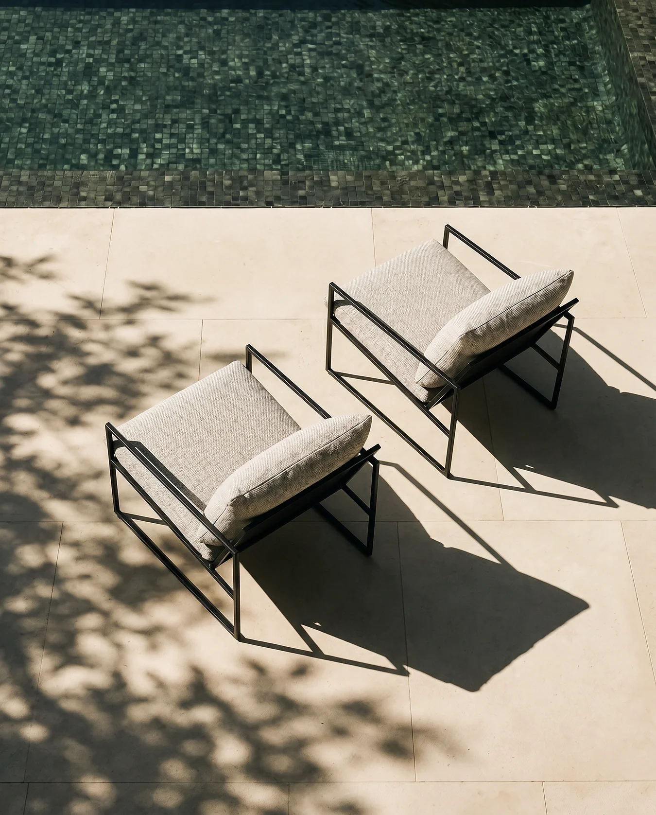 Outdoor lounge chair Kenny - Black Frame - Oat Cushion - Image 7