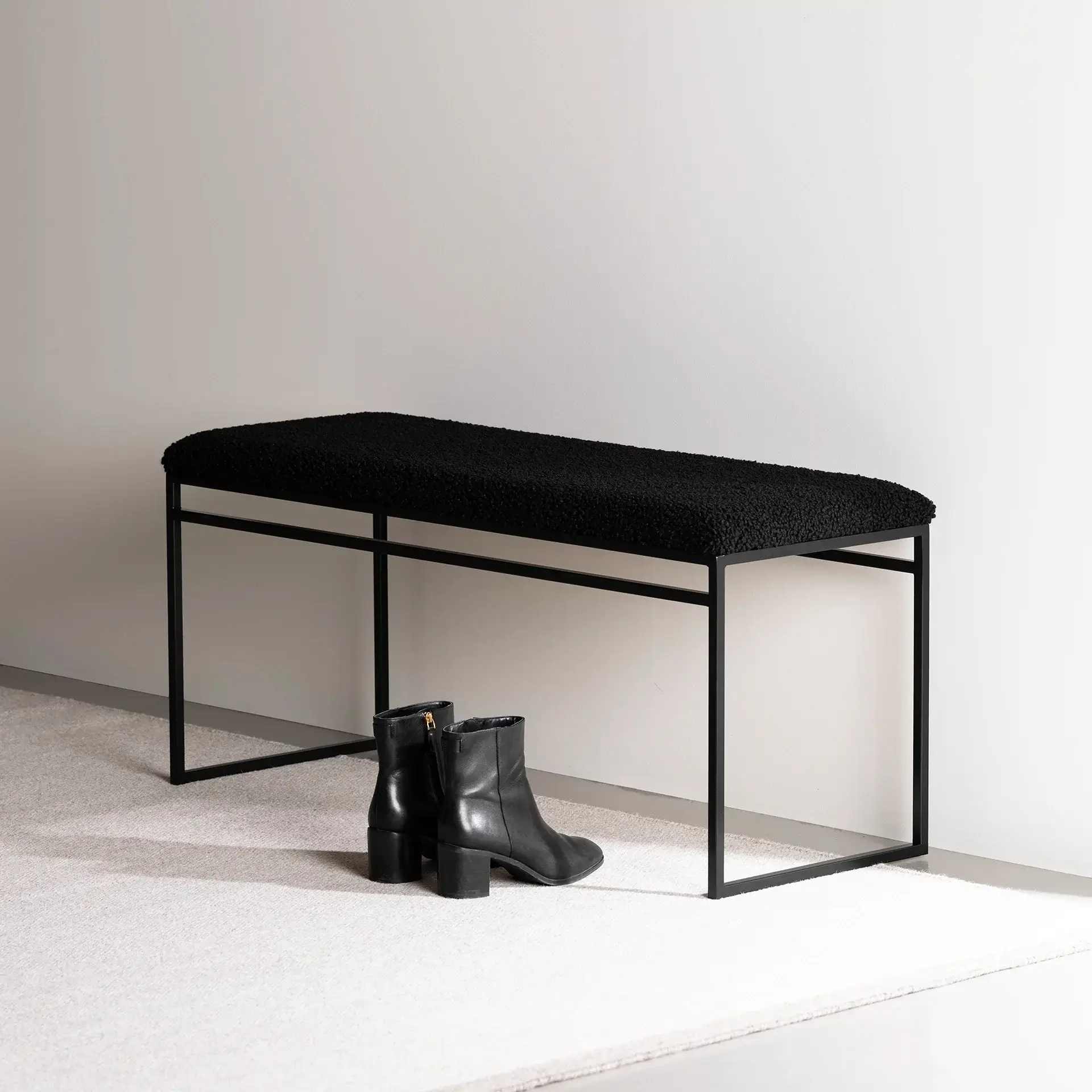 Bench Wilma - Black Frame - Black bouclé Cushion - Image 3