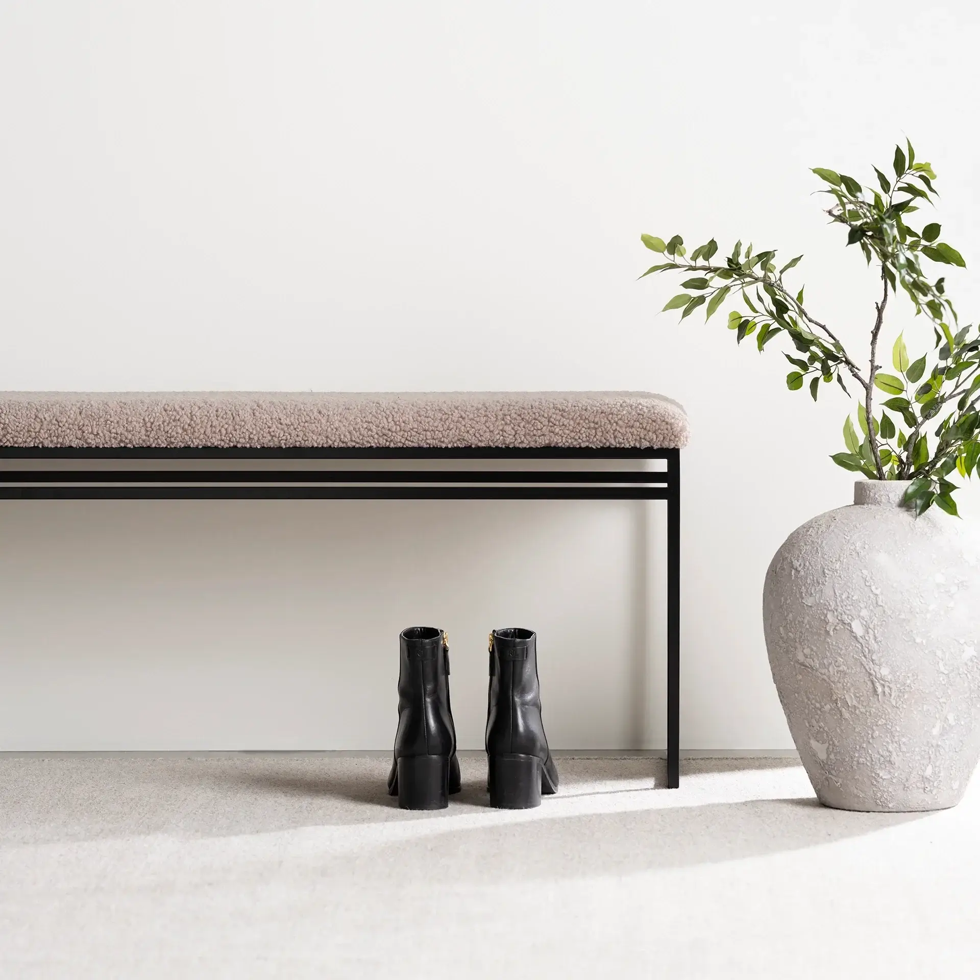 Bench Wilma - Black Frame - Greige bouclé Cushion - Image 2