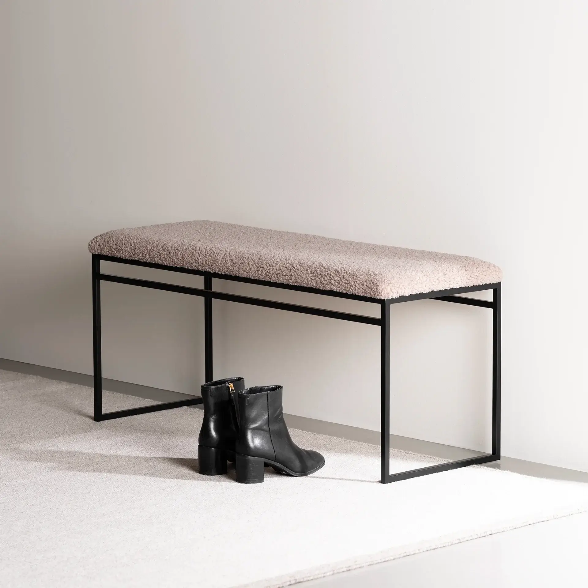 Bench Wilma - Black Frame - Greige bouclé Cushion - Image 3