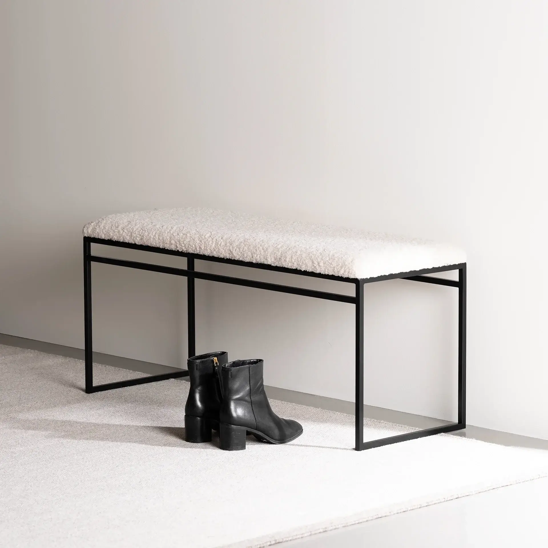 Bench Wilma - Black Frame - Ivory bouclé Cushion - Image 3