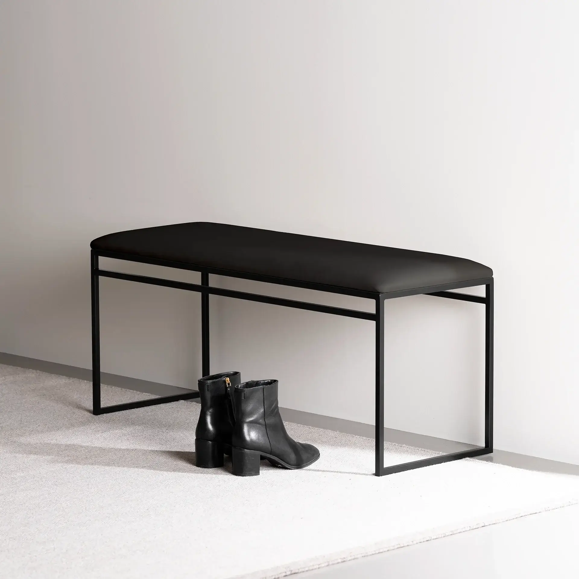 Bench Wilma - Black Frame - Jade black leather Cushion - Image 3
